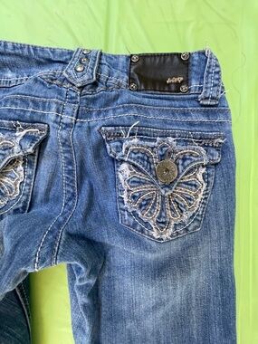LOW RISE BOOT LEG JOLT JEANS WITH EMBROILED FLAP POCKETS LIGHT SIZE 1 JUNIORS